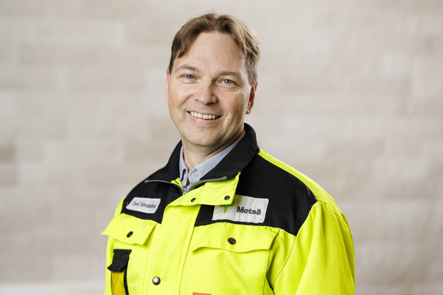 Simpeleen tehtaanjohtaja Toni Tahvanainen on tyytyväinen valmisteluihin. Nyt alkaa itse asennustyö.